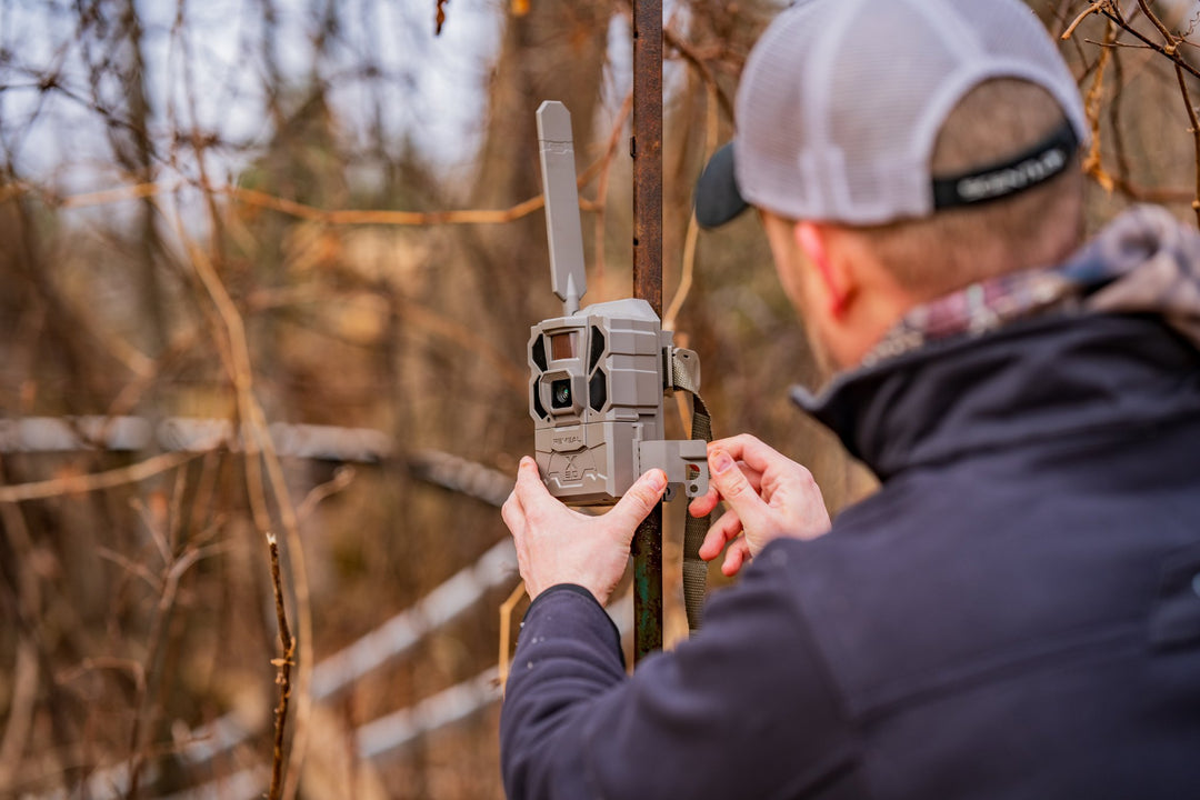 Hunter aiming a REVEAL X 3.0 on a tree